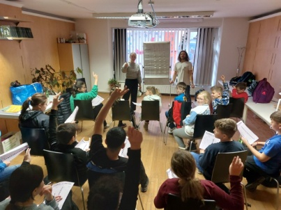 Besuch der 1a in der Stadtbücherei Rottenmann – Workshop zu Kinderrechten